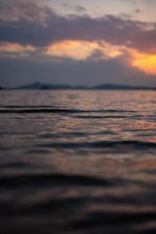 水面に映る夕焼けグラデーション 自然,風景,海の写真素材