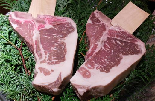 豪華なTボーンステーキ（調理前） tボーンステーキ,肉,牛肉の写真素材