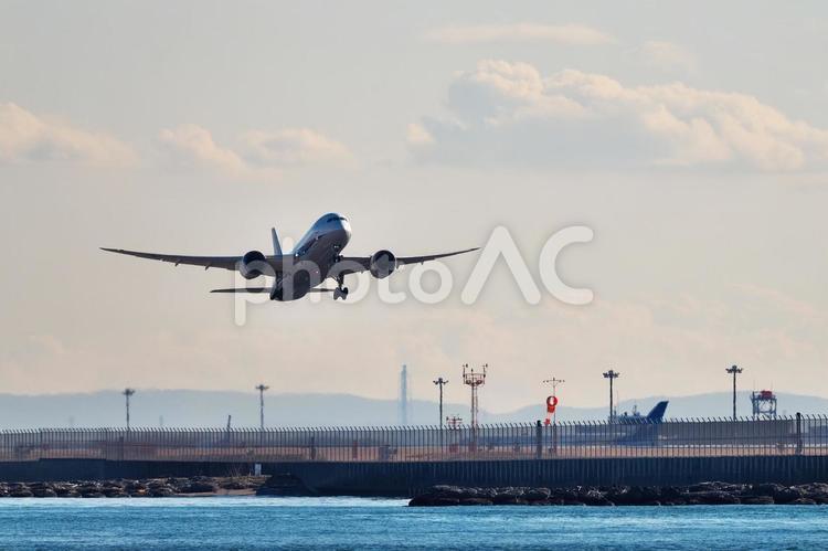 羽田空港C滑走路を離陸したB787 羽田空港,c滑走路,飛行機の写真素材