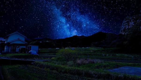 古い集落と天の川 古い集落と天の川 天の川,星空,スピリチュアルの写真素材