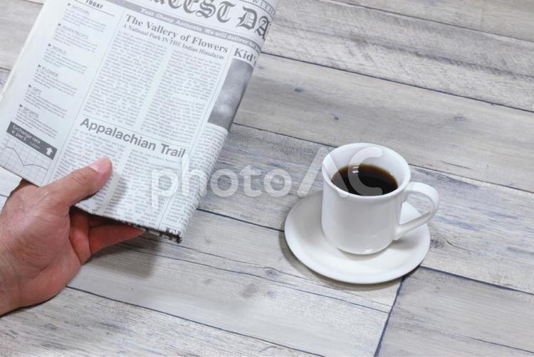 新聞を読む男性 人物,男性,新聞の写真素材