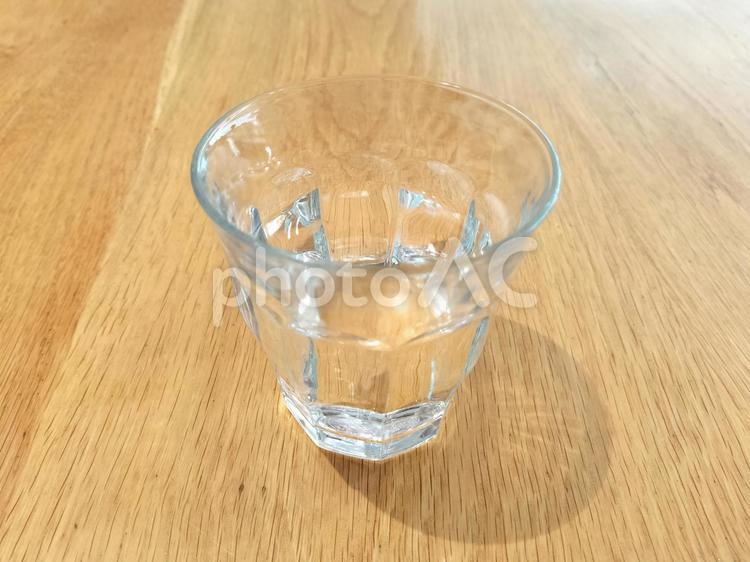 一杯の飲料水のグラスと木のテーブル 飲料水,水,コップの写真素材