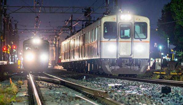 深夜に活躍する保線車両の写真