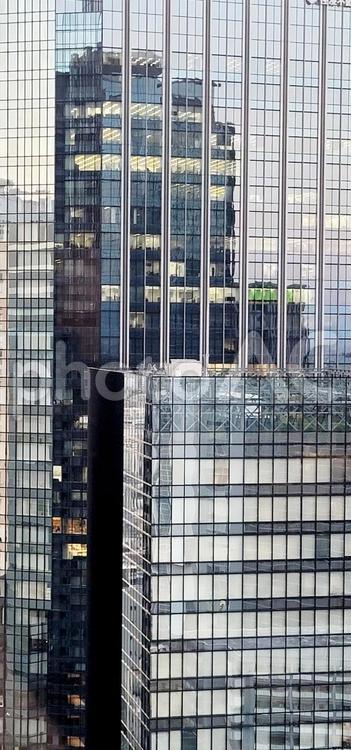 風景　夕暮れのビル群 夕焼け,ビル群,反射の写真素材