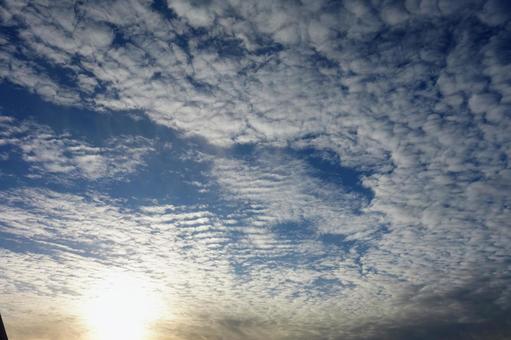 雲と太陽2 雲と太陽2 白い雲,太陽,朝日の写真素材