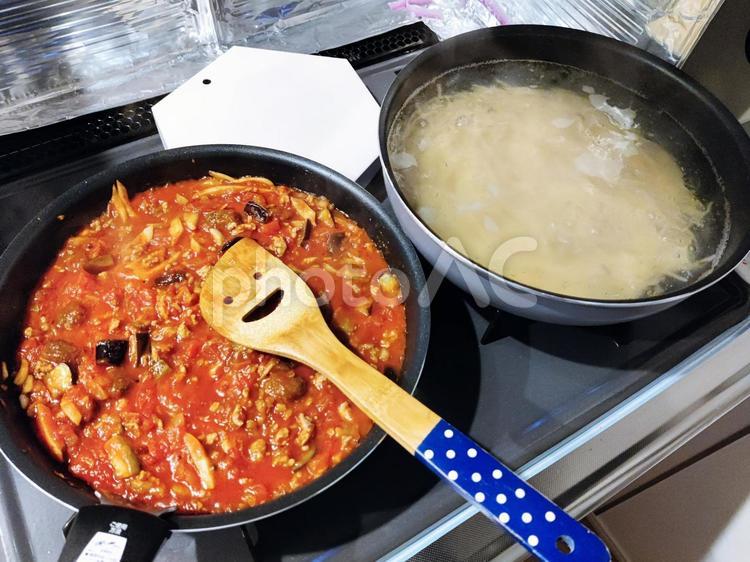 トマトソースパスタ作り トマトソース,パスタ,スパゲッティの写真素材