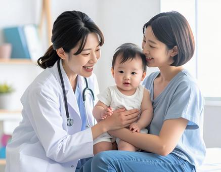 赤ちゃん定期健診をする女性医師と母親 赤ちゃん定期健診をする女性医師と母親の写真