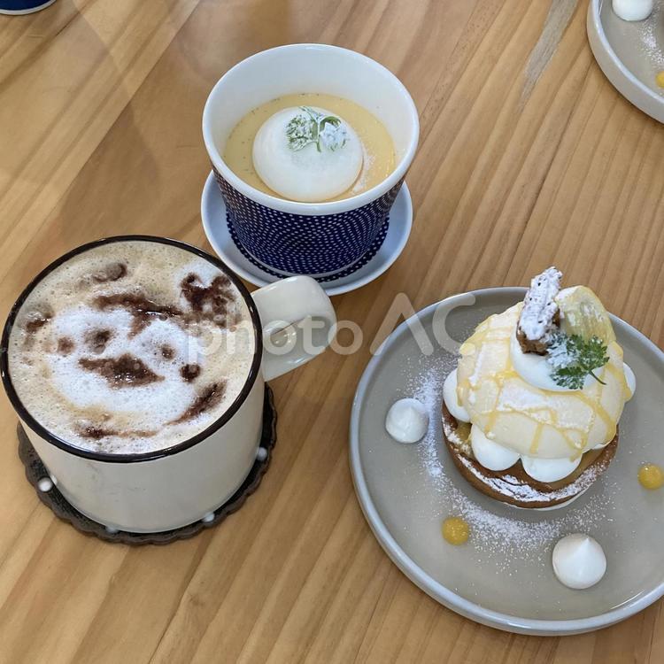 cafeスイーツとラテアート プリン,生クリーム,ラテアートの写真素材
