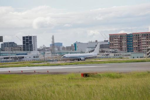 都市を背景にした福岡空港 飛行機,航空機,旅客機の写真素材