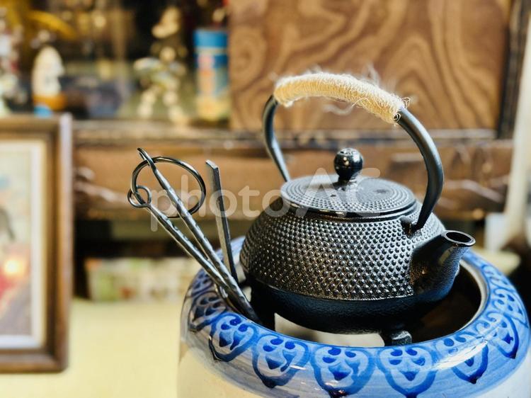 鉄瓶と火鉢が醸す和のぬくもり 鉄瓶,南部鉄器,急須の写真素材