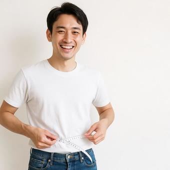 ウエストを測る男性 ウエストを測る男性の写真