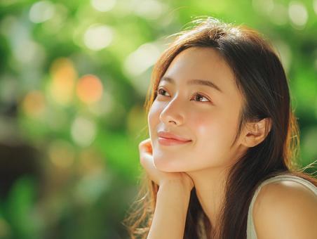 自然の中で微笑む女性 自然の中で微笑む女性の写真