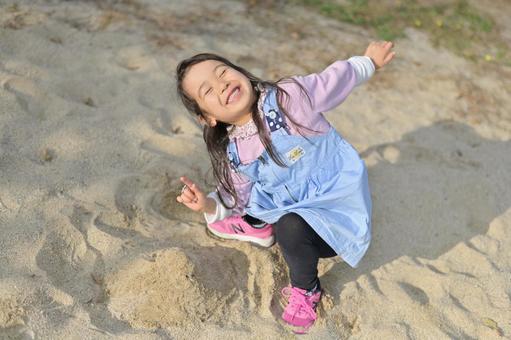 沙盒裡嬉戲的女孩, JPG 沙盒裡嬉戲的女孩, 笑臉, 孩子, 歡樂, JPG