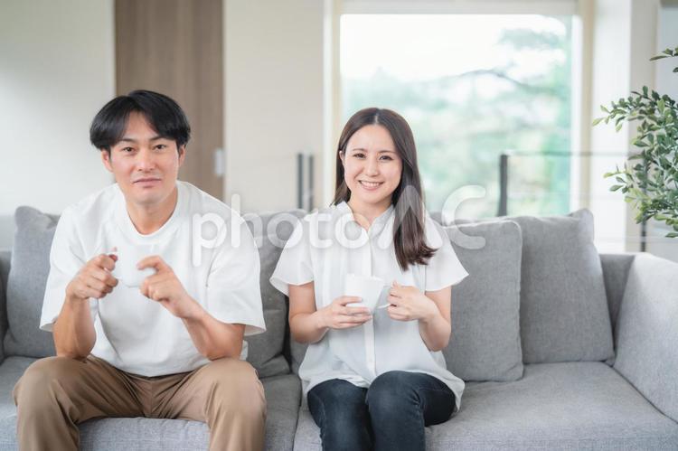 飲み物を飲む男女（カメラ目線） コーヒー,夫婦,お茶の写真素材