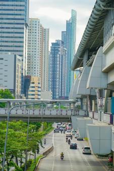 高架道路と都市の交通風景 高架道路と都市の交通風景 都市,高層ビル,道路の写真素材
