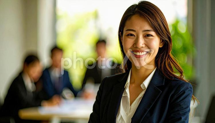 ビジネス仲間と一緒に笑うビジネスウーマン ビジネスウーマン,感情,女性の写真素材
