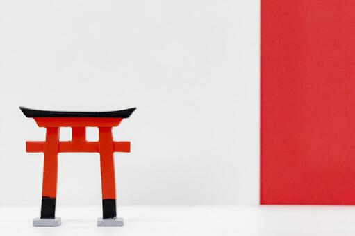 紅白背景と鳥居のミニチュア 鳥居,ミニチュア,紅白の写真素材