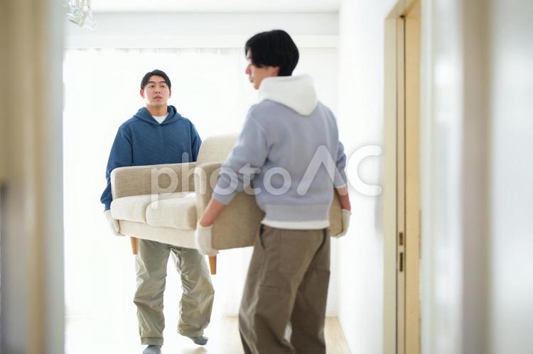 ソファを運んでいるぶ2人の男性 引っ越し,一人暮らし,男性の写真素材