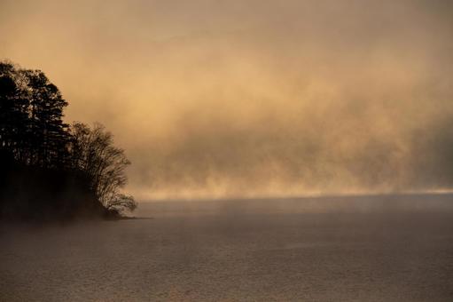 夜明けの湖面を静かに覆う幻想的な霧 然別湖,湖,夜明けの写真素材