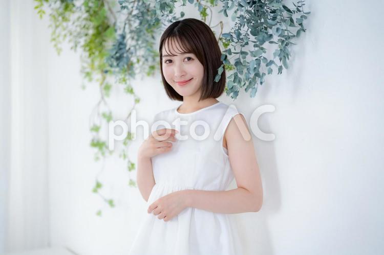 白いトップスを着た女性 大学生,美白,美しいの写真素材
