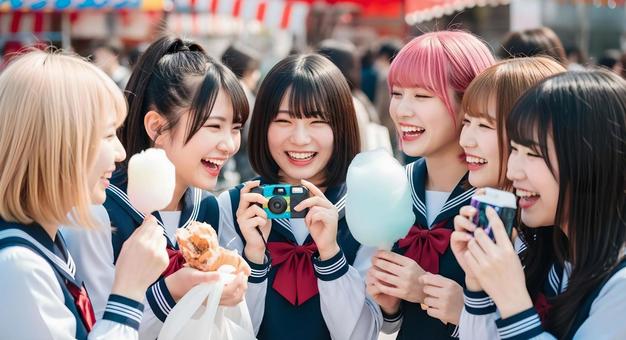 お祭りを楽しむ笑顔の女子高校生たち お祭りを楽しむ笑顔の女子高校生たちの写真