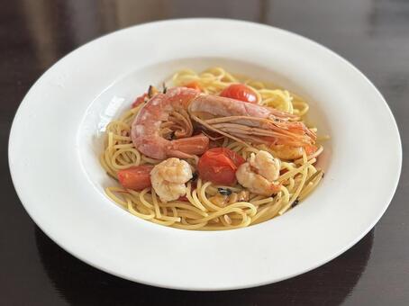 有頭海老とミニトマトのパスタ パスタ,有頭エビ,海老の写真素材