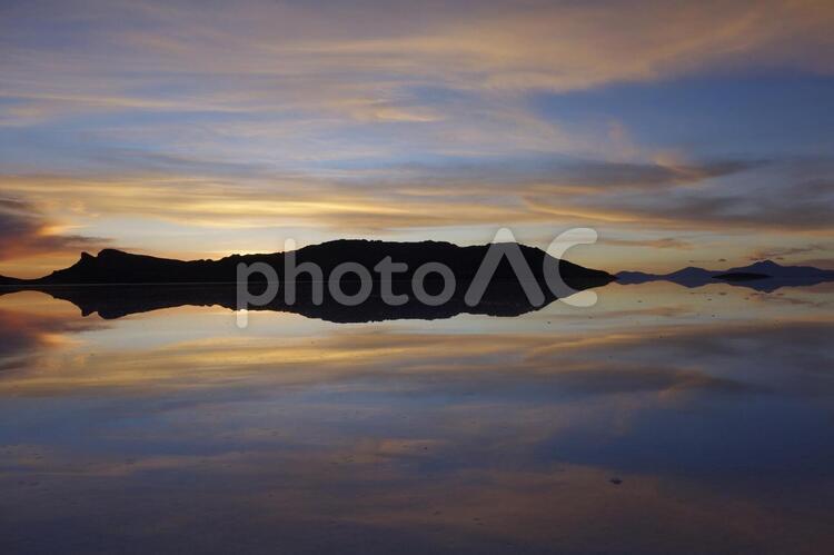 ウユニ塩湖　夕焼け ウユニ塩湖,ボリビア,鏡張りの写真素材