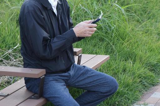 スマホを操作する高齢者・シニア男性老人2 高齢者,シニア,老人の写真素材