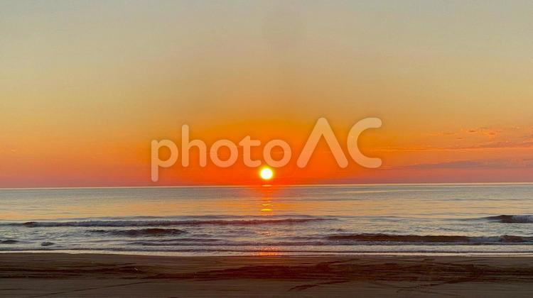 夕暮れの千里浜海岸　沈みゆく夕陽：2 海,千里浜,きれいな海の写真素材