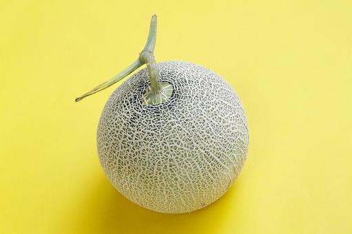 メロン.黄色バック.2 メロン.黄色バック.2 果物,メロン,マスクメロンの写真素材