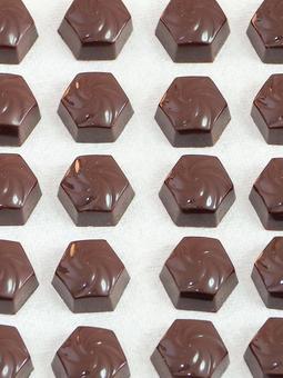 六角形チョコレートの整列 六角形チョコレートの整列 チョコレート,ビターチョコ,六角形の写真素材