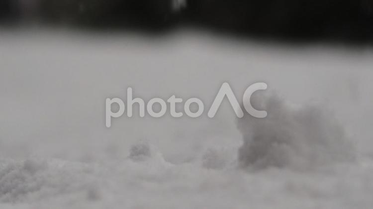 寒すぎて途中で断念した雪だるま 雪景色,雪,冬の写真素材