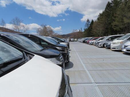 駐車場に止まってる沢山の車 駐車場に止まってる沢山の車の写真
