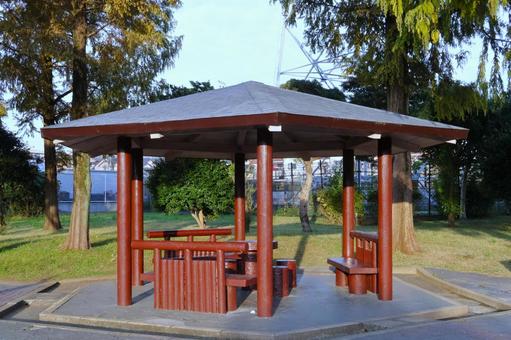 公園のバーゴラ　日除け雨除け　熱中症対策 公園,パーゴラ,休憩スぺースの写真素材