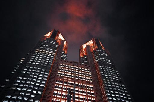 夜空に赤く輝くツインタワービル 建物,高層ビル,ビルの写真素材