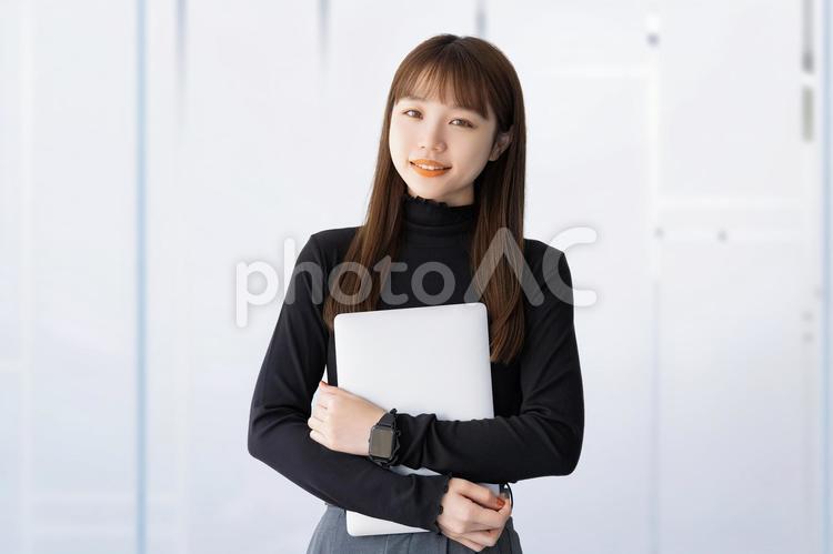 パソコンを持つ笑顔のビジネスウーマン 女性,ビジネス,笑顔の写真素材