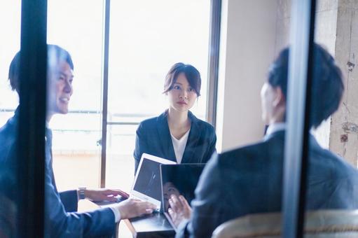 会議をするビジネスパーソンの写真