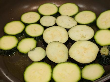 ズッキーニを焼く ズッキニー,野菜,オリーブオイルの写真素材