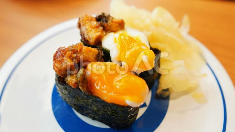 うなぎ、玉子の軍艦巻き、回転寿司 うなぎ,玉子,回転寿司の写真素材