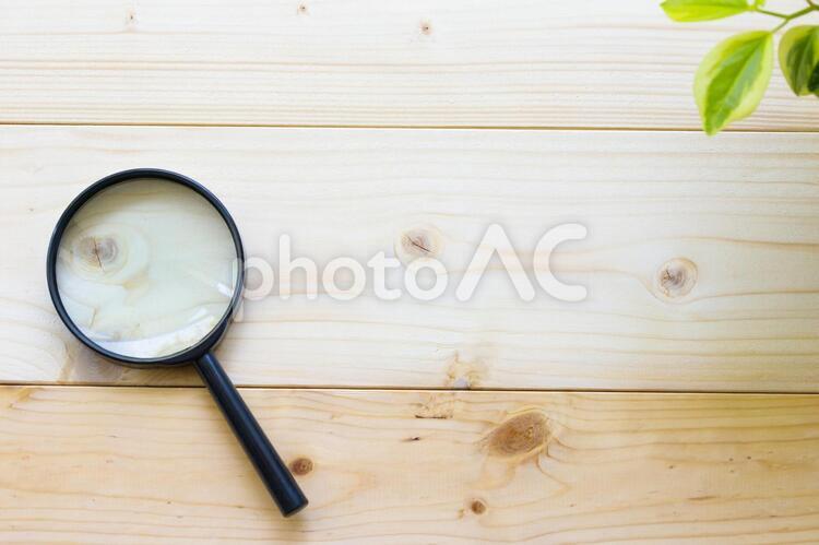 木材の上に置かれた虫眼鏡 虫眼鏡,検索,背景の写真素材