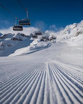 雪山に広がるスキー場 雪山に広がるスキー場の写真