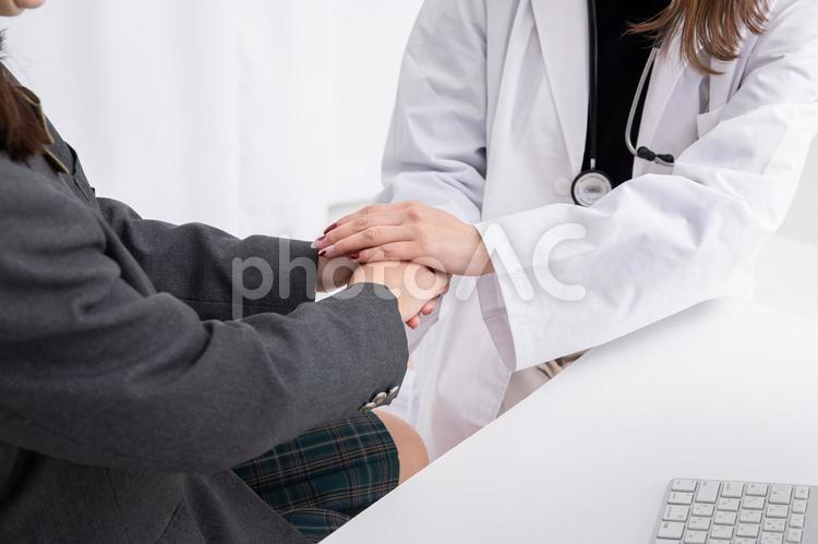 患者の手を握る医師　Doctor 医師,患者,医者の写真素材