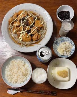 鶏肉ともやしと木耳の炒め物などの夕食 2 鶏肉ともやしと木耳の炒め物などの夕食 2 夕食,あきたこまち,七分突きの写真素材