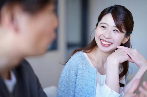 笑顔で見つめる女性 笑顔で見つめる女性 女性,見つめる,笑顔の写真素材