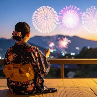 花火を眺める女性 花火を眺める女性の写真