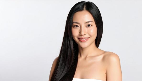 滑らかで輝く肌と艶やかな黒髪の日本人女性 滑らかで輝く肌と艶やかな黒髪の日本人女性の写真