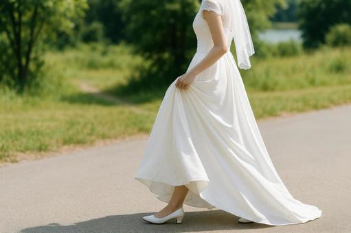 ドレスを持ち上げて歩く花嫁 ドレスを持ち上げて歩く花嫁の写真