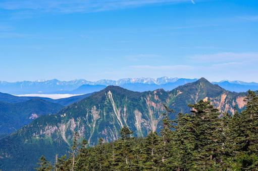 苗場山から見える北アルプス 苗場山から見える北アルプス 苗場山,新潟,日本百名山の写真素材