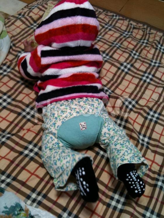 寝転がる赤ちゃん 赤ちゃん,お尻,後ろ姿の写真素材