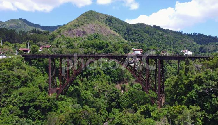 災害や赤字によって廃線になった線路 錆びたレール,橋,ダメージの写真素材